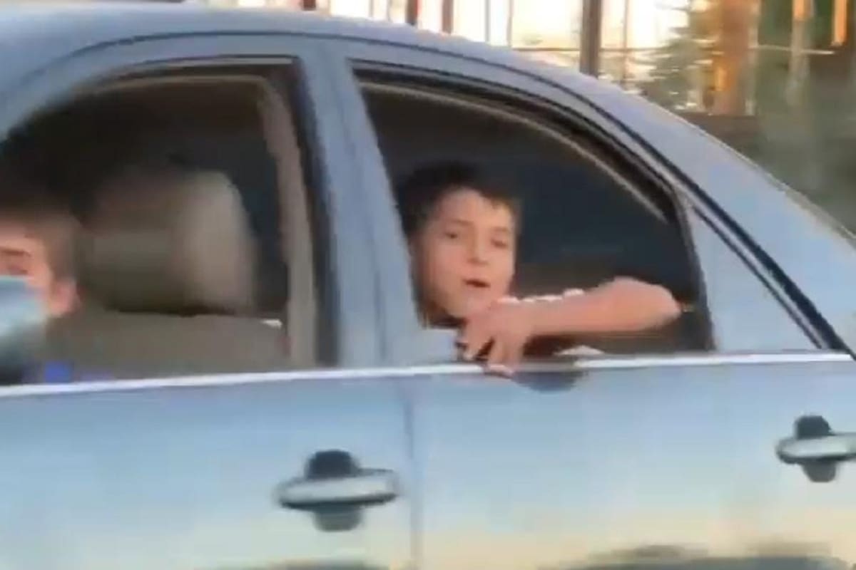 Niños arreglan carro y se van manejándolo como si fueran todos unos adultos