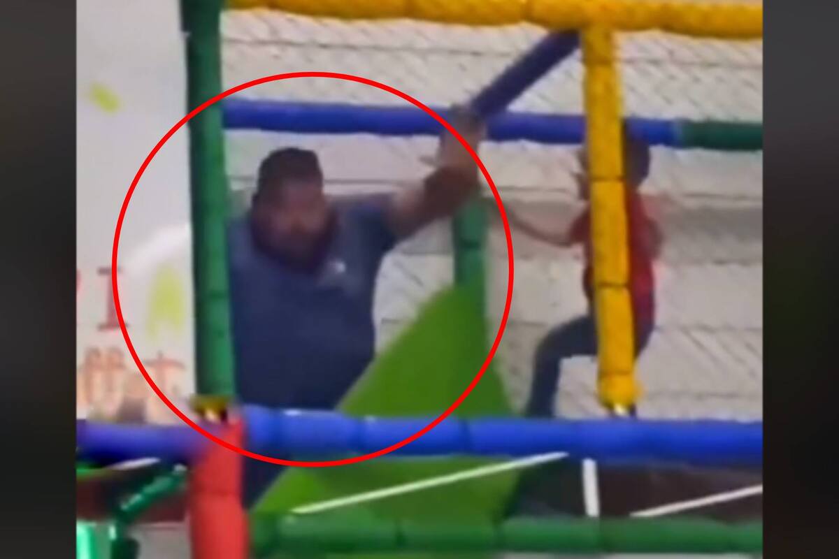 VIDEO: Hombre destruye juego infantil y cae desde las alturas