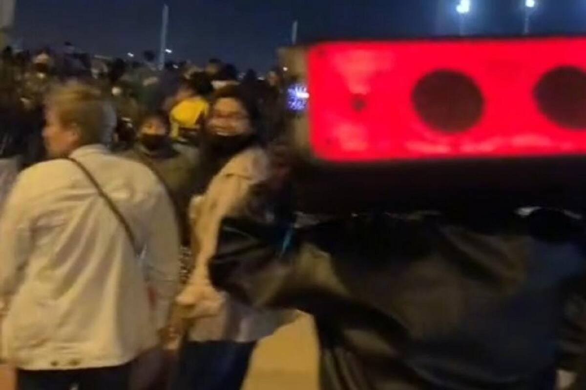 “Tiktoker” pone música de Yailin la Más Viral afuera de un concierto de Karol G