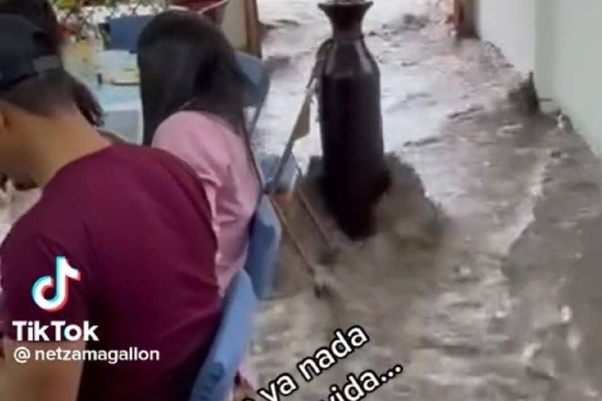 VIDEO VIRAL: Invitados a una fiesta deciden quedarse a pesar de que el lugar se inunda