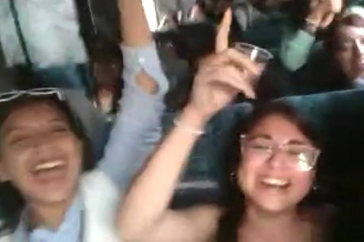 Joven tira su celular justo cuando se estaba grabando mientras cantaba con sus amigas