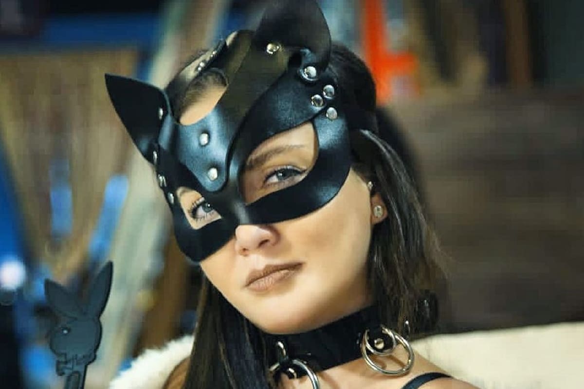 Celia Lora cautiva con su hermoso traje de gatúbela