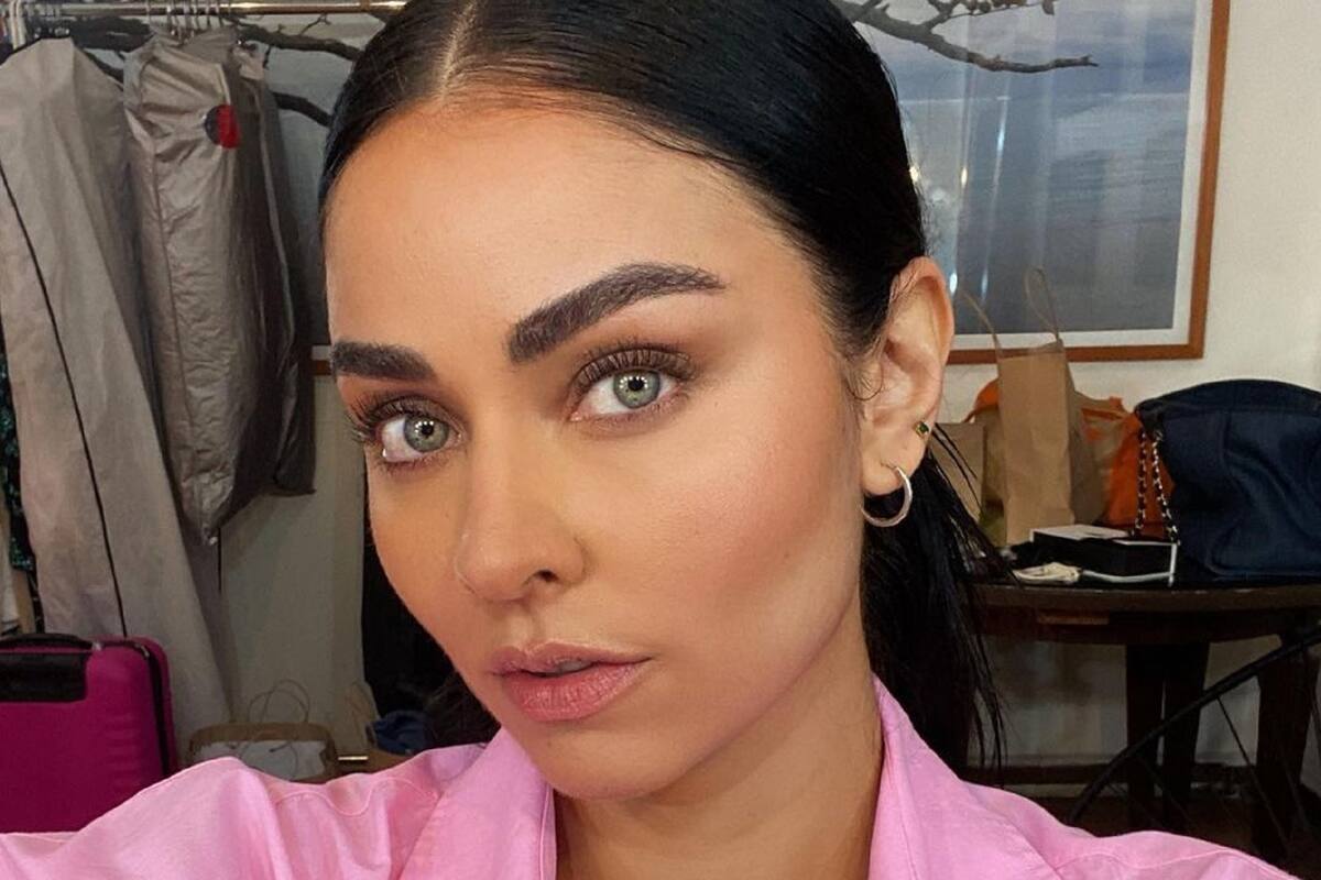 Claudia Martín remarca sus encantos con coqueto bikini dentro de una piscina