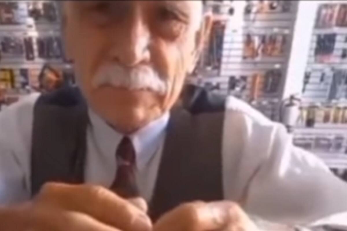 Anciano llora al ver que su grabadora no tiene arreglo; la usaba para escuchar a su esposa fallecida