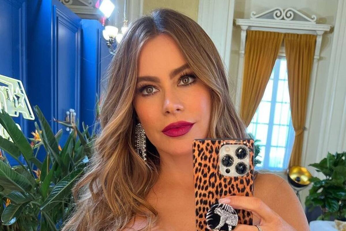 Sofía Vergara eleva la temperatura con look similar al de Karol G