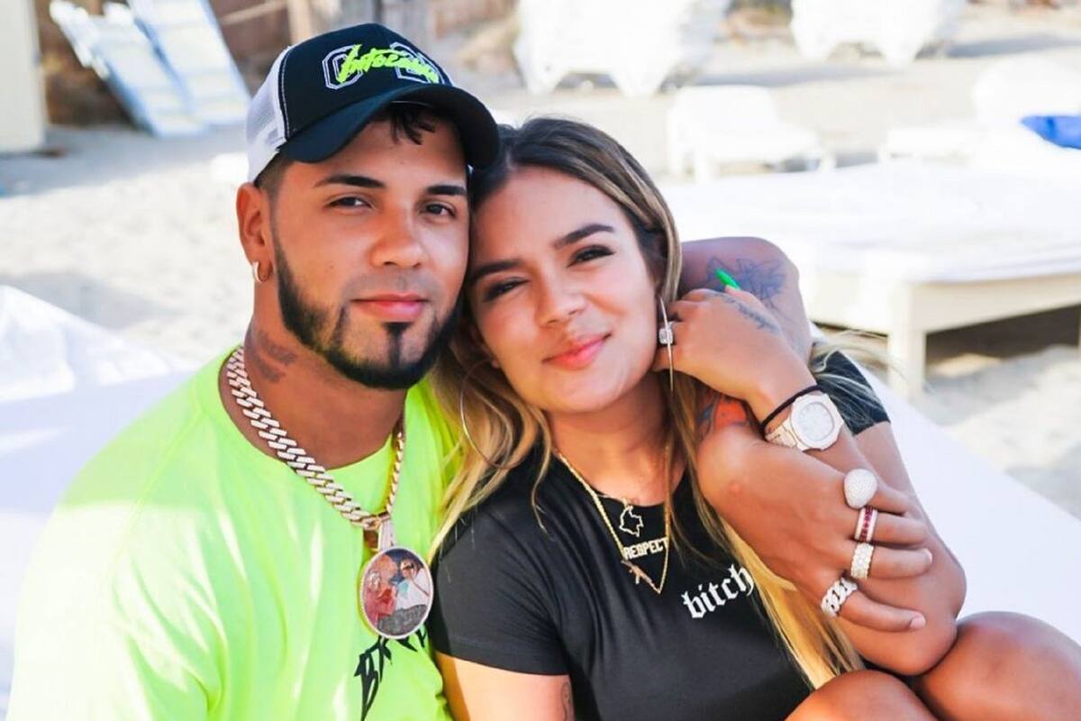 ¿Hay recalentado? Karol G y Anuel AA son captados muy juntitos en restaurante de Miami