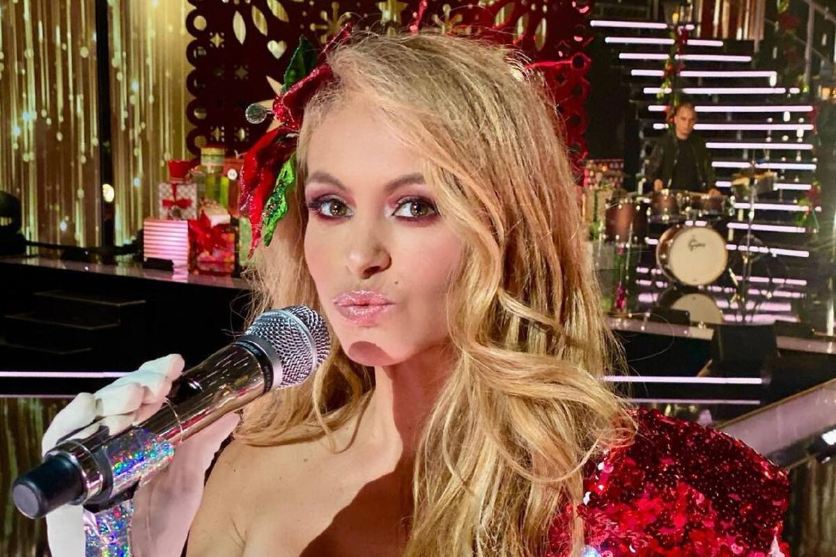 "No se rasuró": Paulina Rubio luce los vellos de sus axilas con body navideño y la critican