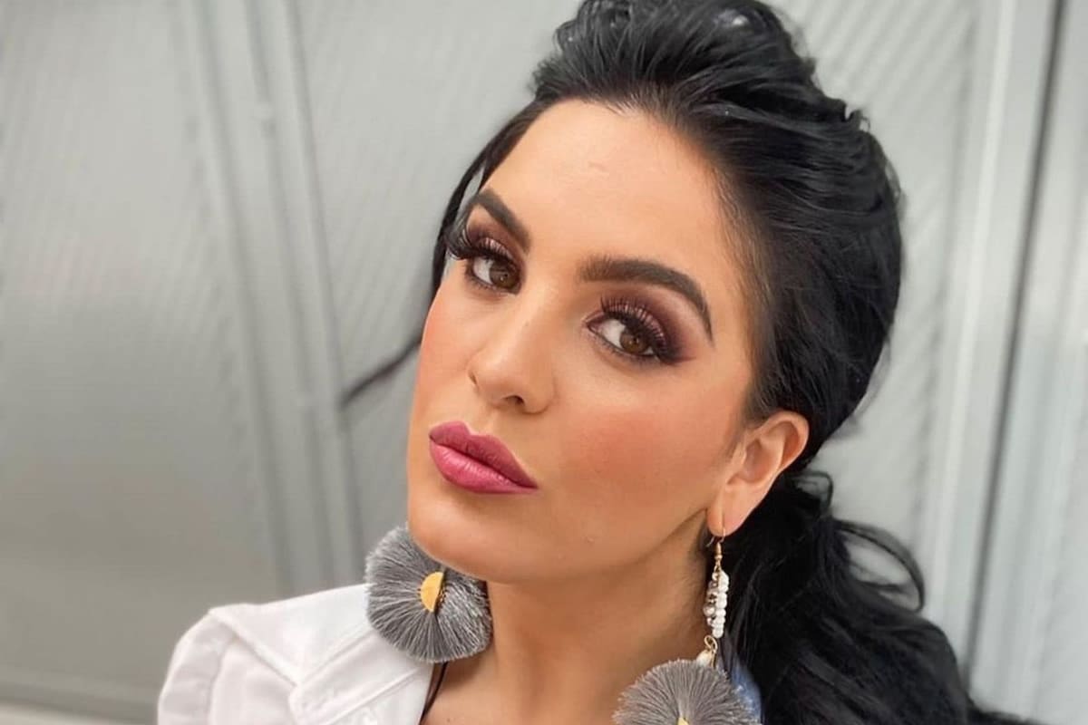 Curvy Zelma evade críticas sobre su cuerpo y luce coqueto traje de baño