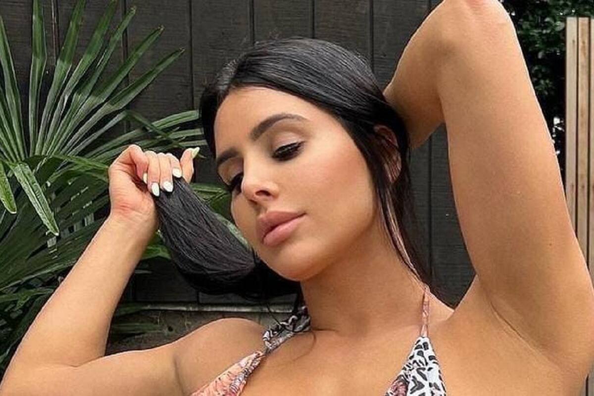 Lily Adrianne modela desde la piscina su sensacional bikini
