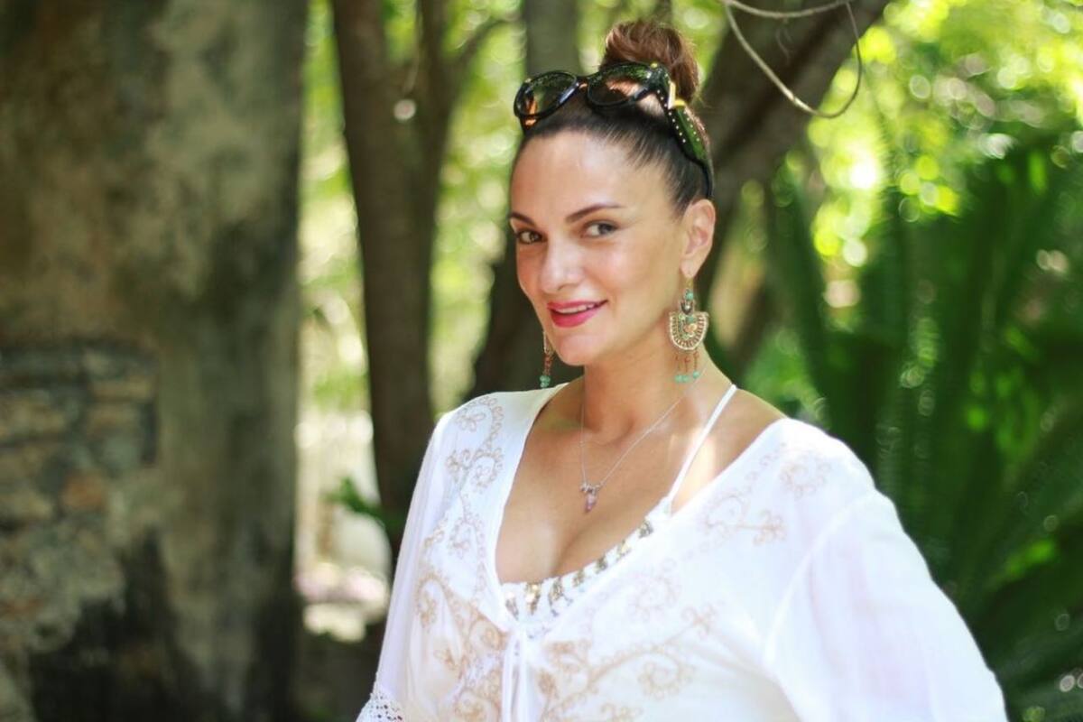 Mariana Seoane se quita la blusa y se desabrocha los jeans frente al espejo