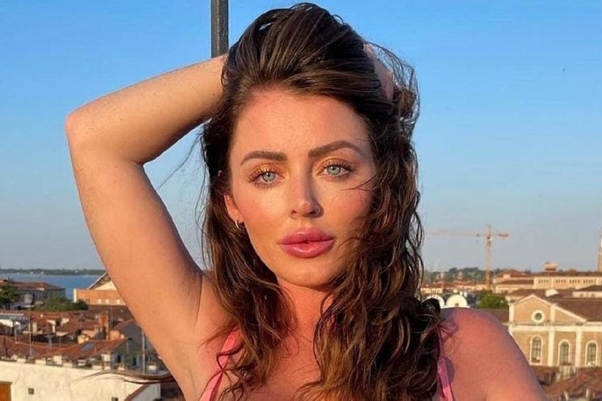 Sophie Dee acapara las miradas de sus fans al modelar su ropa interior