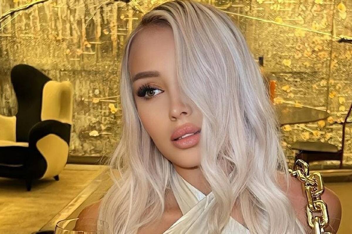 Daniella Chávez resalta sus curvas con un espectacular vestido negro