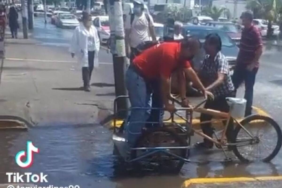 Hombre aprovecha que las calles están inundadas para hacer negocio con su triciclo