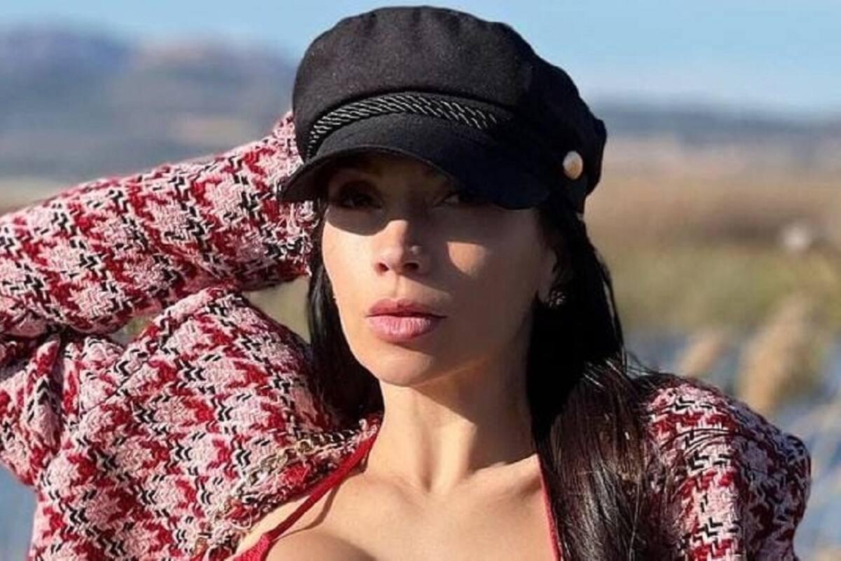 Neiva Mara acapara las miaras de sus seguidores con su traje de baño rojo