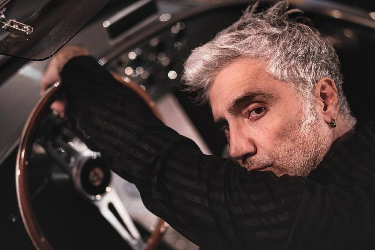 Sin camisa y presumiendo sus cuadritos, Alejandro Fernández festeja sus 50 años