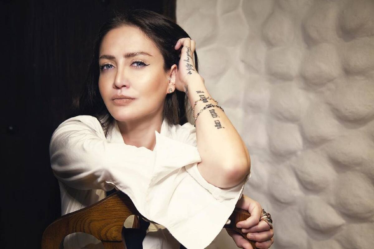 Celia Lora enseña sus enormes encantos en micro bikini tejido desde Acapulco