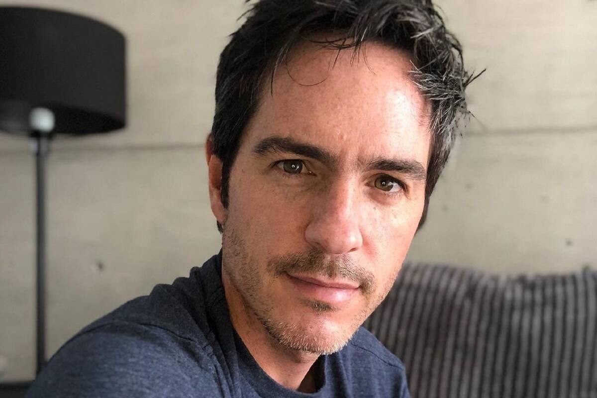 ¡Roba suspiros! Captan a Mauricio Ochmann grabando sin camisa su próxima serie de Netflix