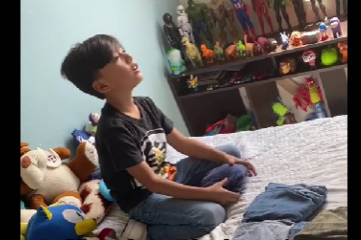 TikTok: Niño cautiva internet al interpretar "Esta cobardía" de forma muy emotiva