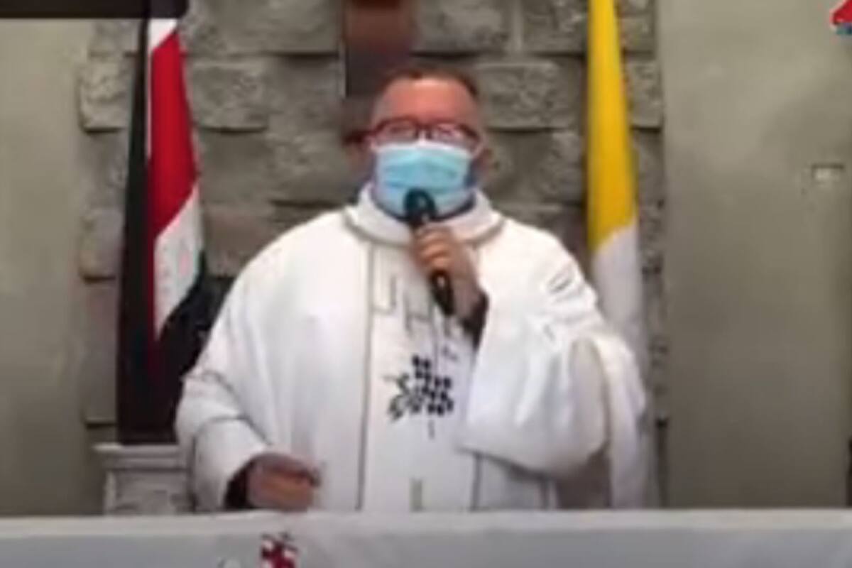 Sacerdote se viraliza al cantar contra la Covid-19