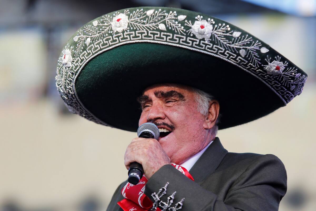 Fotografía de archivo que muestra al cantante mexicano Vicente Fernández durante un concierto en Guadalajara, Jalisco (México). EFE/Francisco Guasco/Archivo