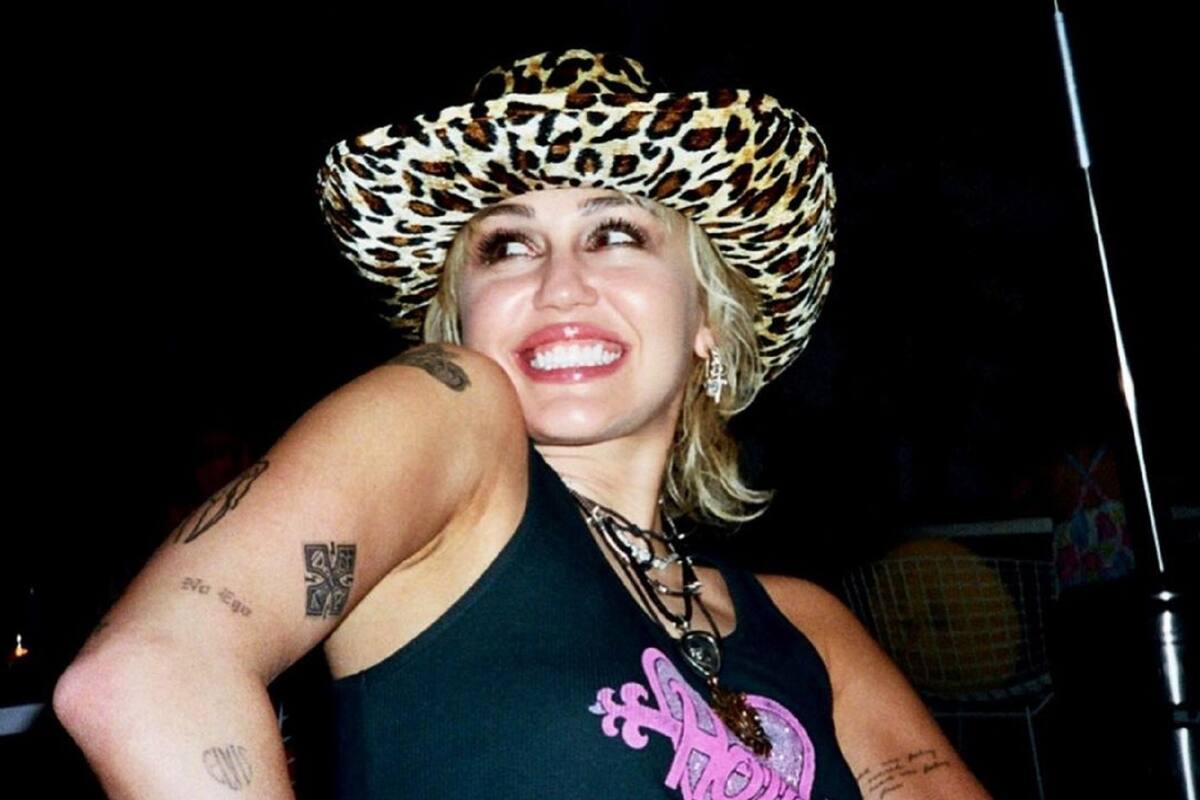 Con ropa interior de encaje, Miley Cyrus presume su retaguardia frente al espejo