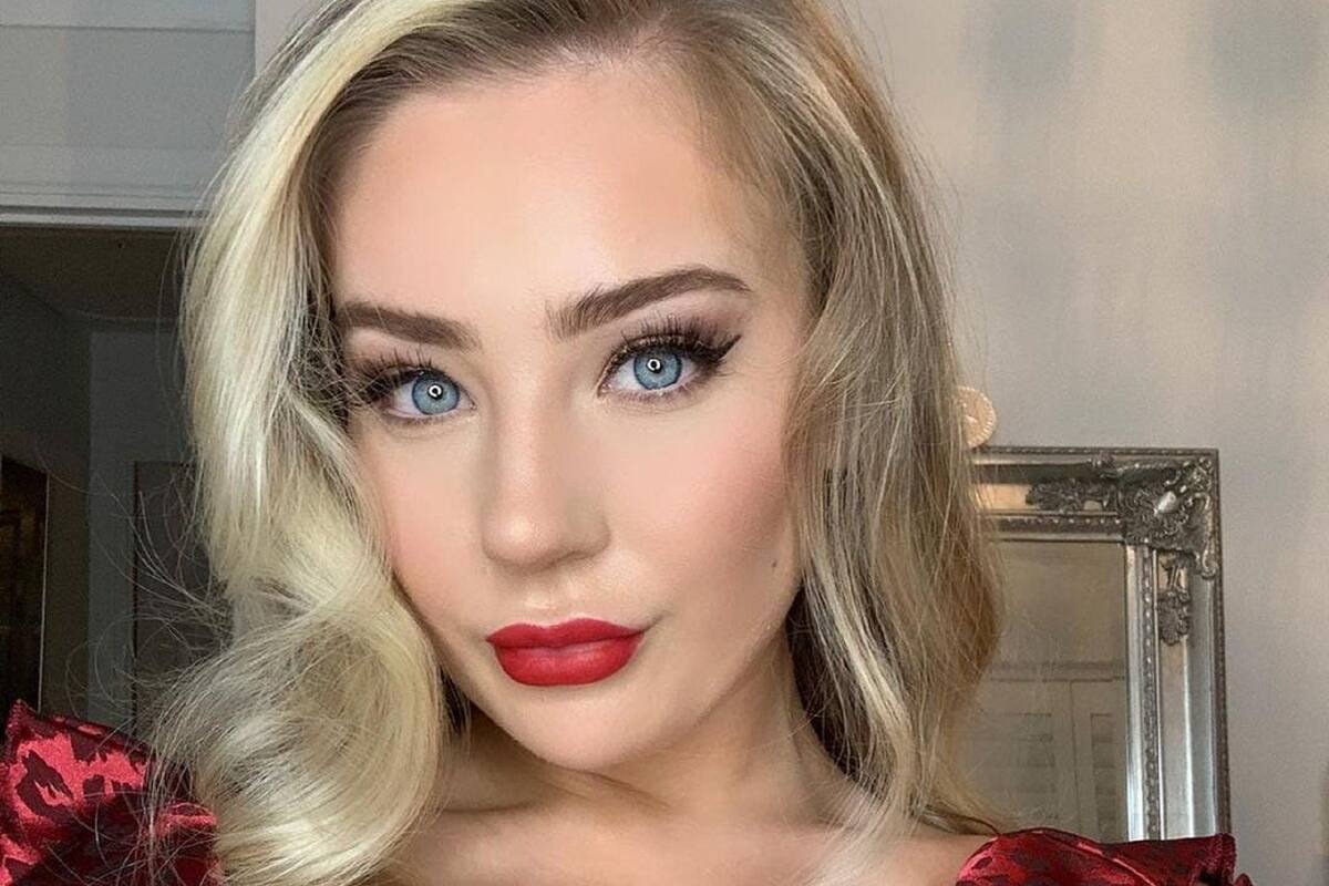 Bethany Lily April causa sensación con el gran escote de su vestido