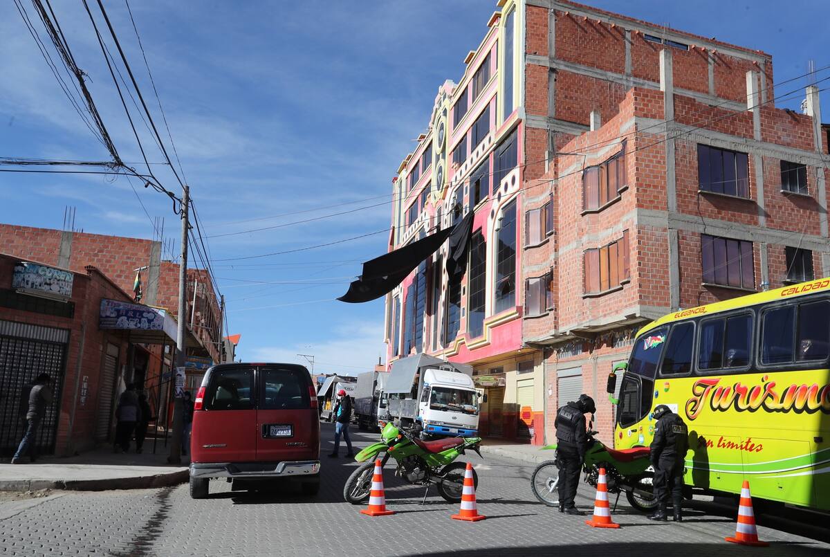 Fotografía que muestra el set de grabación de la serie "La Reina del Sur", en el edificio Príncipe de la Paz, hoy, en El Alto (Bolivia). EFE/ Martin Alipaz