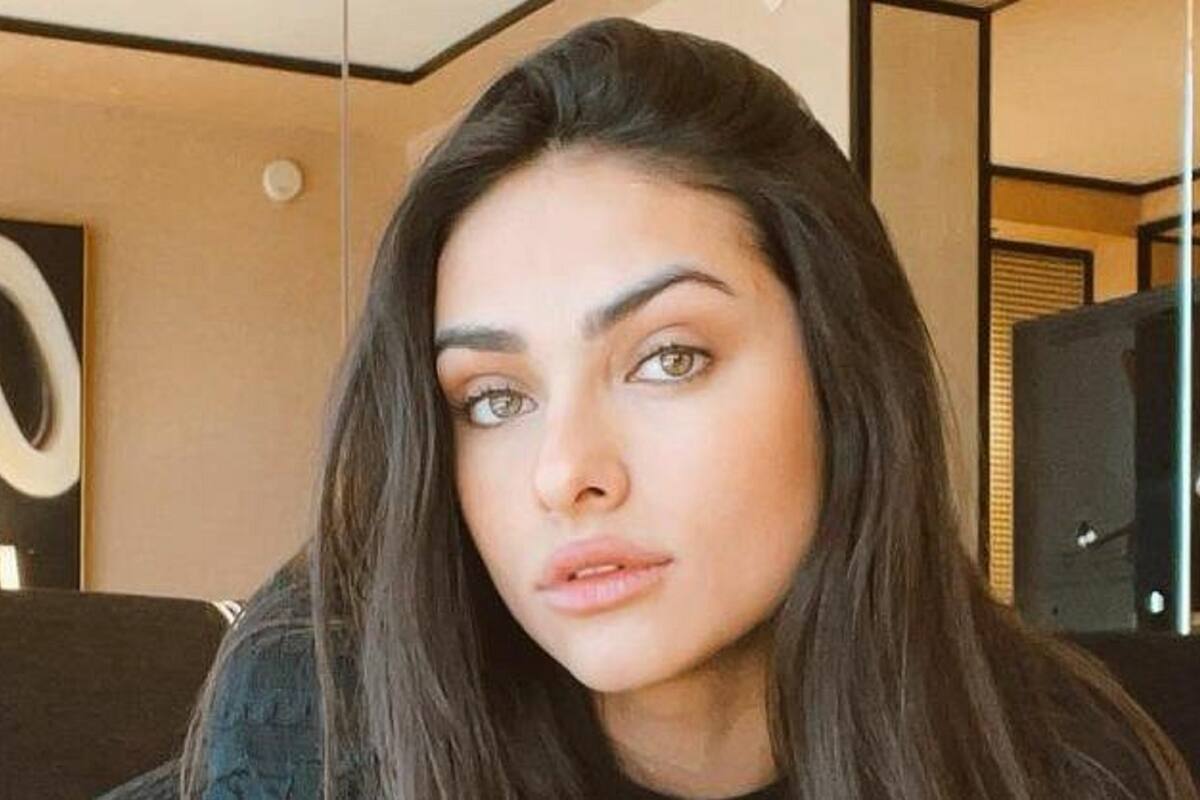 Renata Notni luce su marcado abdomen en traje de baño