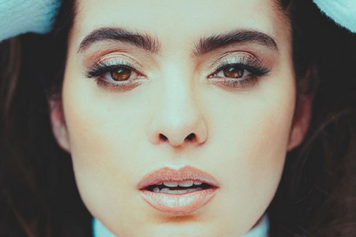 Como pocas veces, Scarlet Gruber presumió su ejercitada figura frente al mar