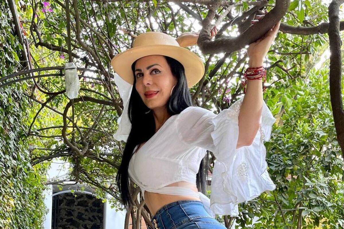 Maribel Guardia luce sus curvas sobre el pasto en atuendo rojo