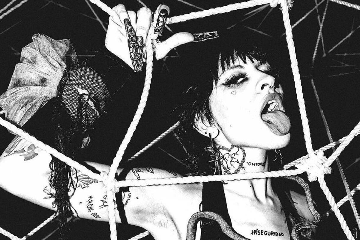 Cazzu derrite corazones de sus seguidores con atrevido traje invernal y Nodal reacciona