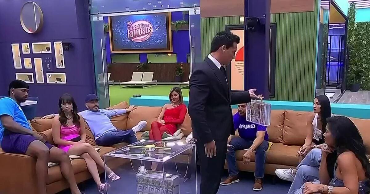 Cristián de la Fuente depositando 100mil dólares para el segundo lugar