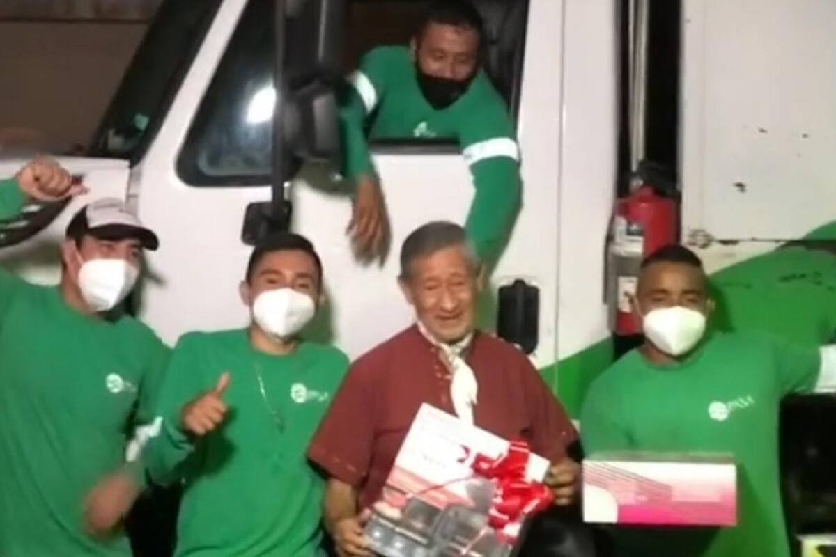 Recolectores de basura sorprenden a abuelito con regalos de cumpleaños