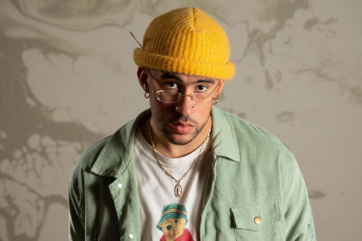 Bad Bunny sorprende en redes posando en ropa interior y usando una faja
