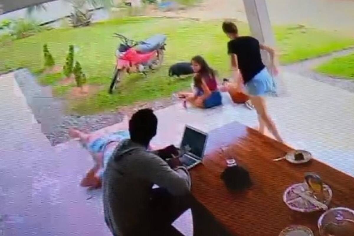VIDEO: Madre se resbala con su bebé en brazos, chicas intentan ayudarla, pero también se caen