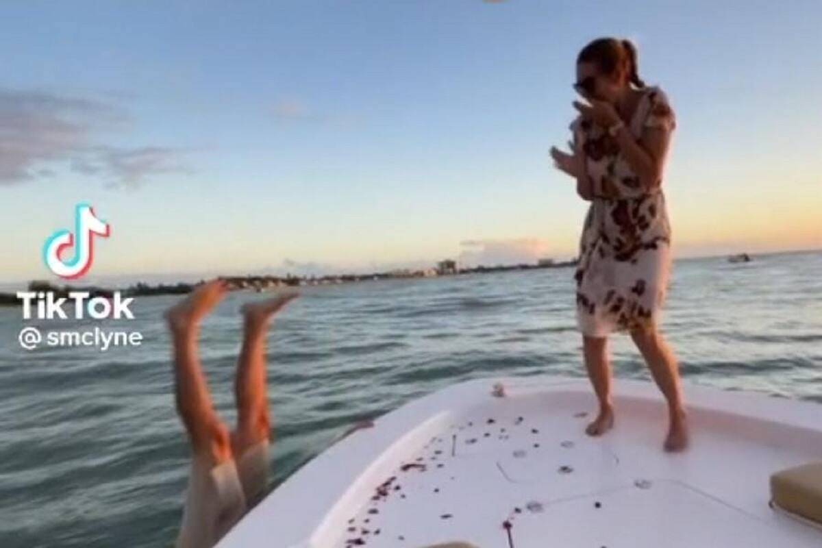 Joven tira anillo de compromiso al mar justo cuando estaba a punto de pedirle matrimonio a su novia