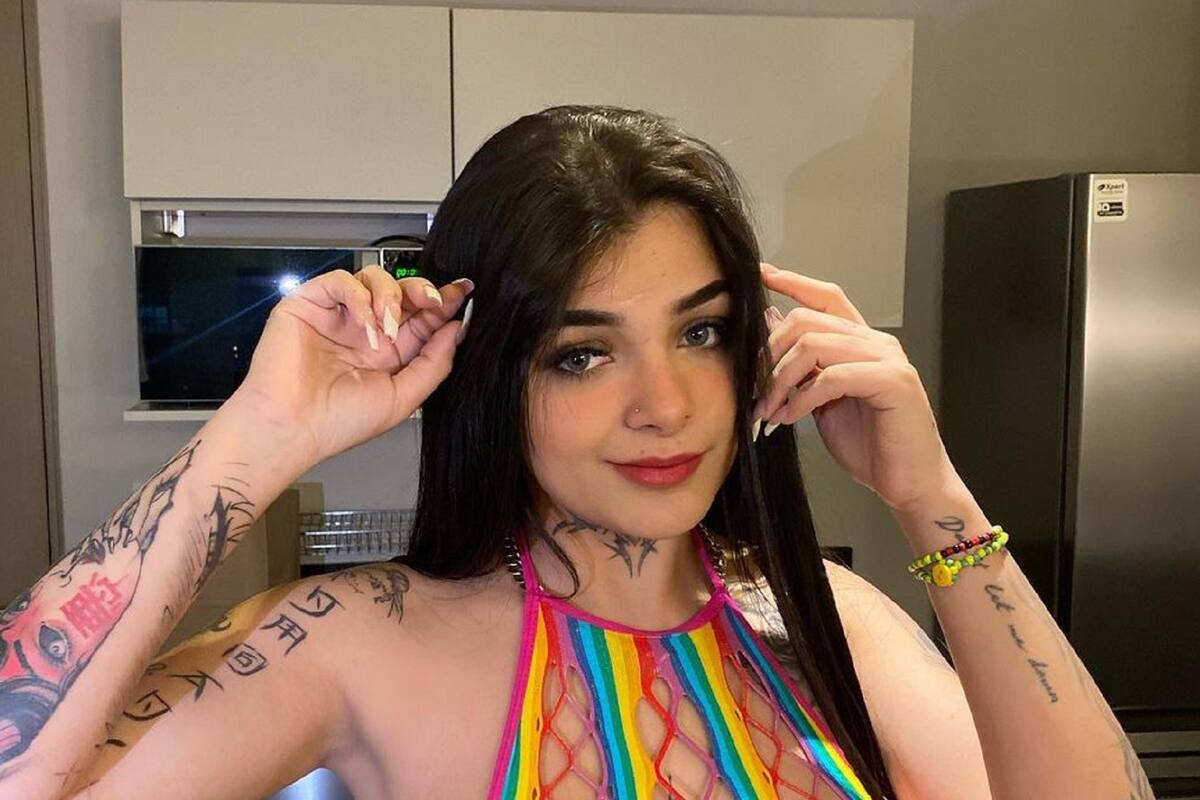 Karely Ruiz enseña sus espectaculares curvas con muy poca ropa acostada en el sillón