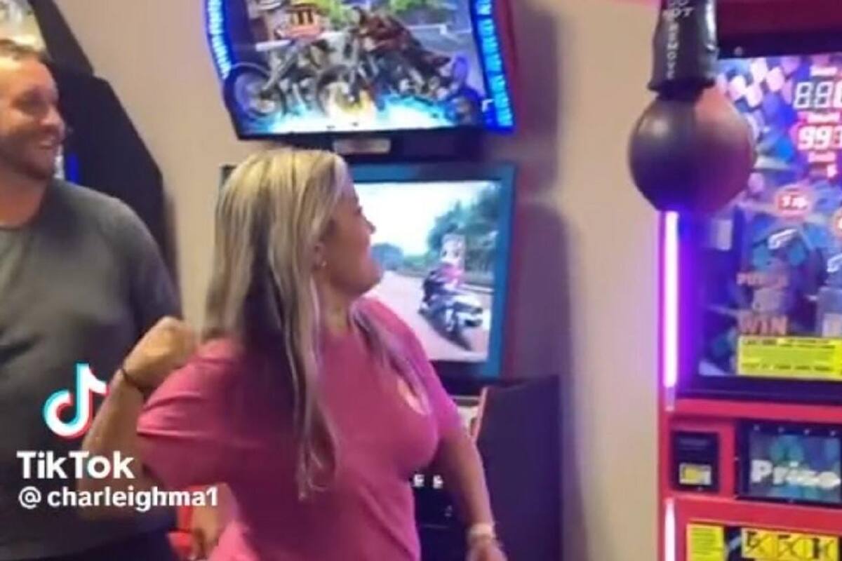 TikTok: Mujer sufre divertida caída al intentar golpear una pera de box