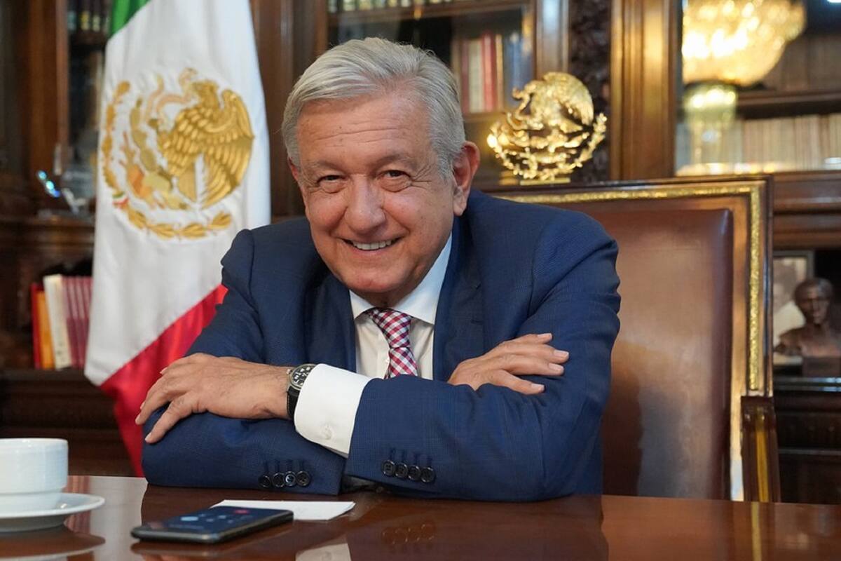AMLO lamenta la muerte de "Chabelo" y recuerda que su hijo miraba "En Familia con Chabelo"