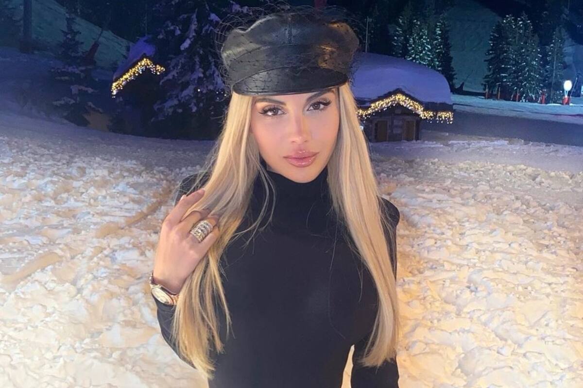 Alexa Dellanos reta la censura, presume sus encantos con micro bañador de peluche en la nieve