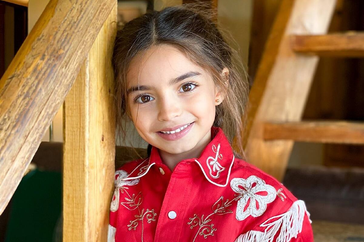 Aitana Derbez aprende clases de actuación y se cachetea a toda su familia