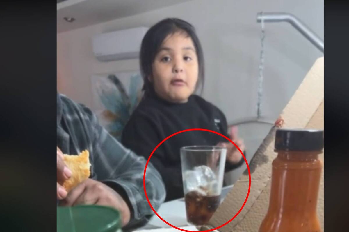 VIRAL: Niña prefiere morir a dejar de beber "Coca-Cola"
