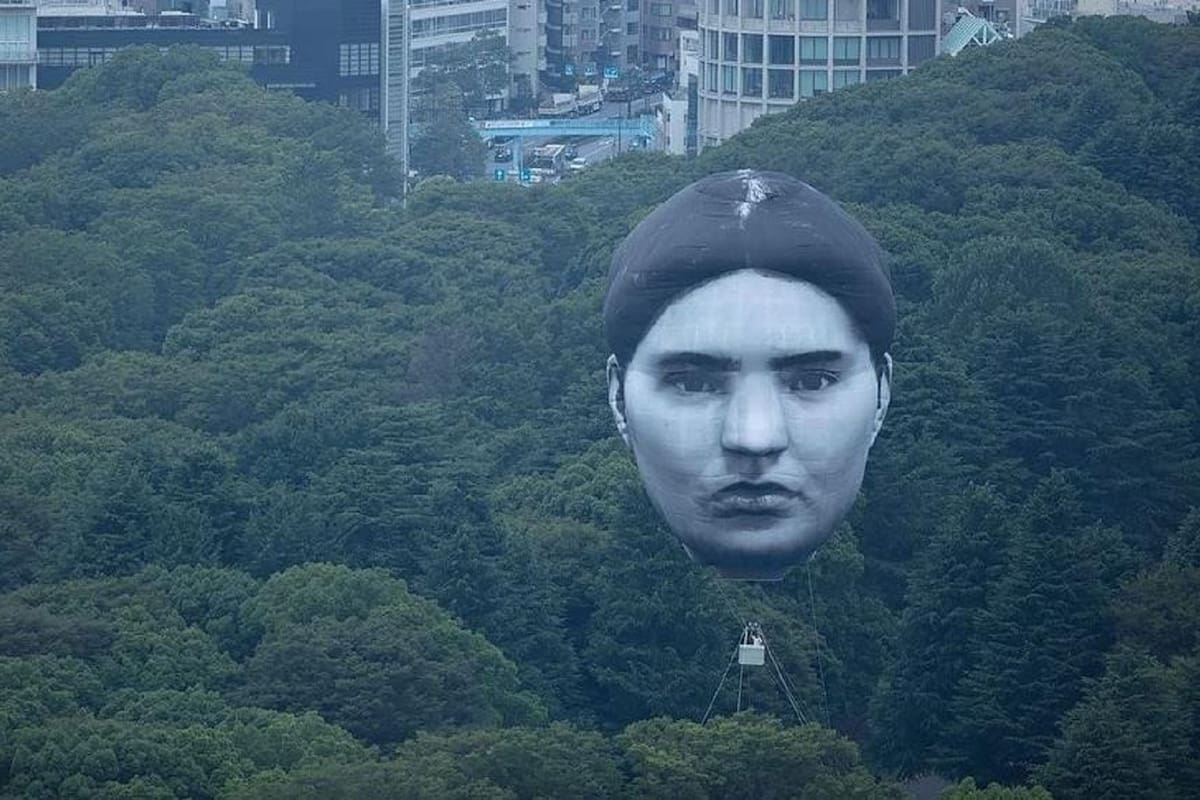 Una cabeza gigante sorprende a los japoneses en Tokio previo a los Juegos Olímpicos