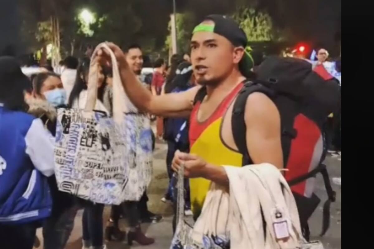 TikTok: Vendedor ambulante se vuelve viral por vender artículos de una banda que ni conoce