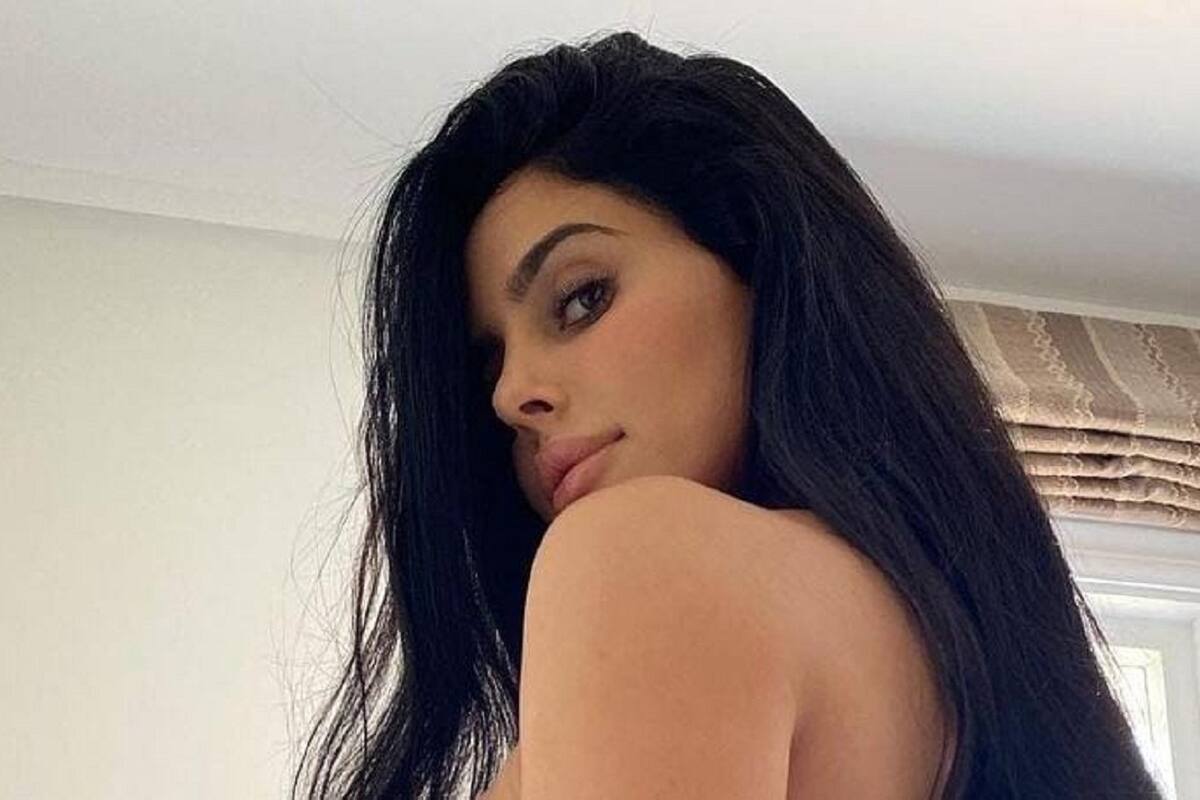 Lily Adrianne deja con la boca abierta a sus fans con su ropa interior de encaje transparente