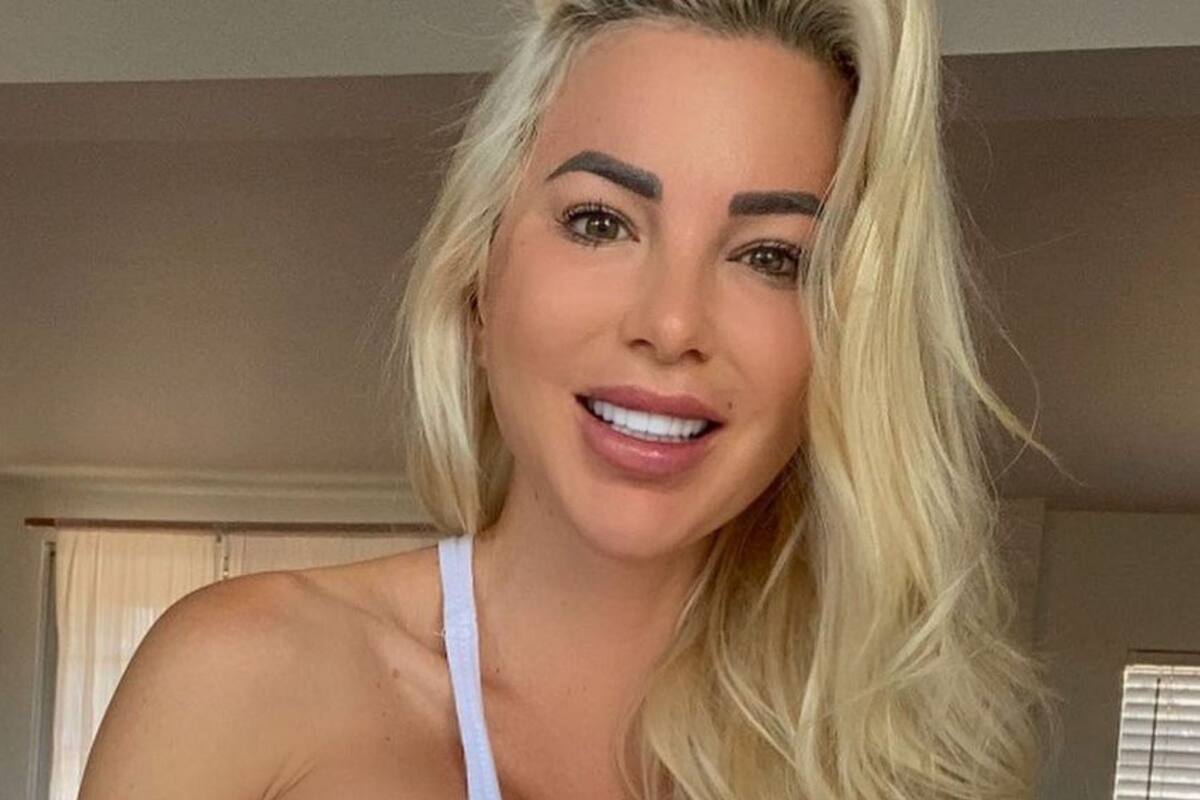 Jessica Weaver posa con ajustado vestido floreado