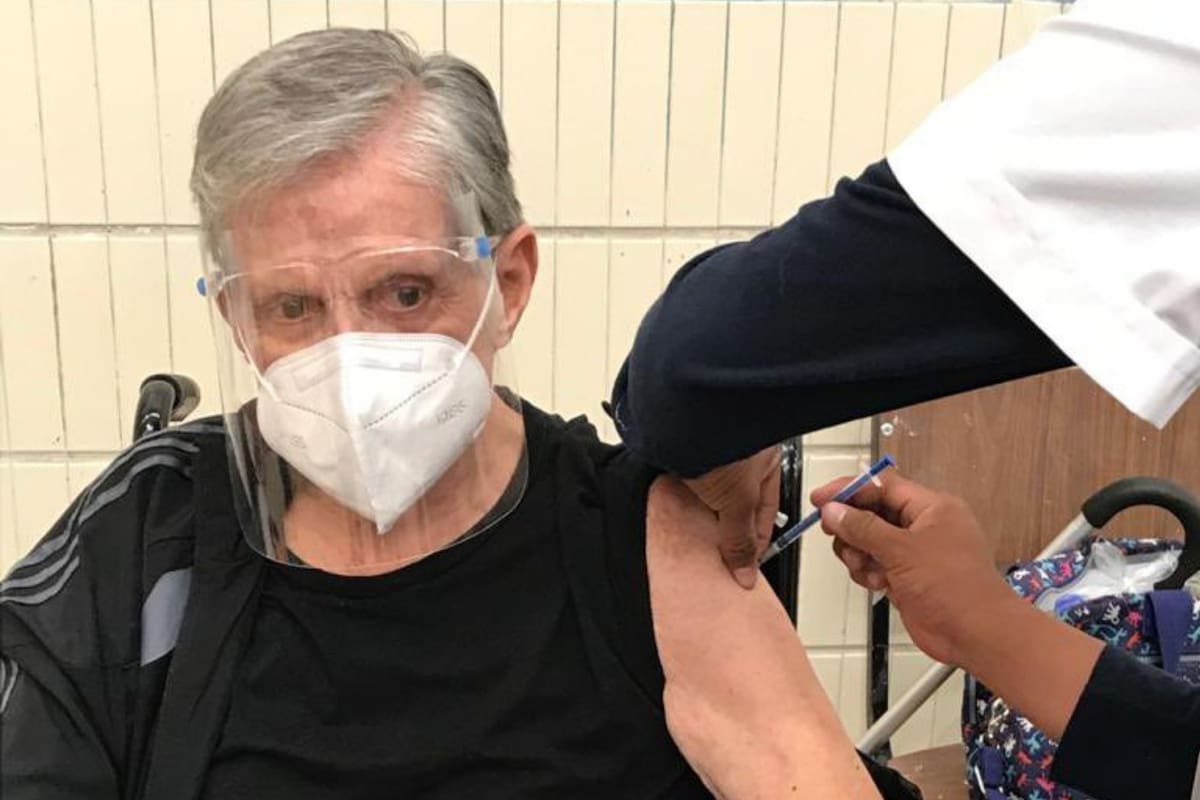 Héctor Bonilla recibe vacuna contra la Covid-19