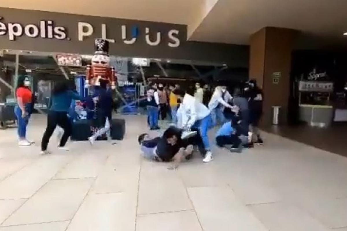 Jóvenes se pelean en plena fila para la preventa de “Spider-Man: No Way Home”