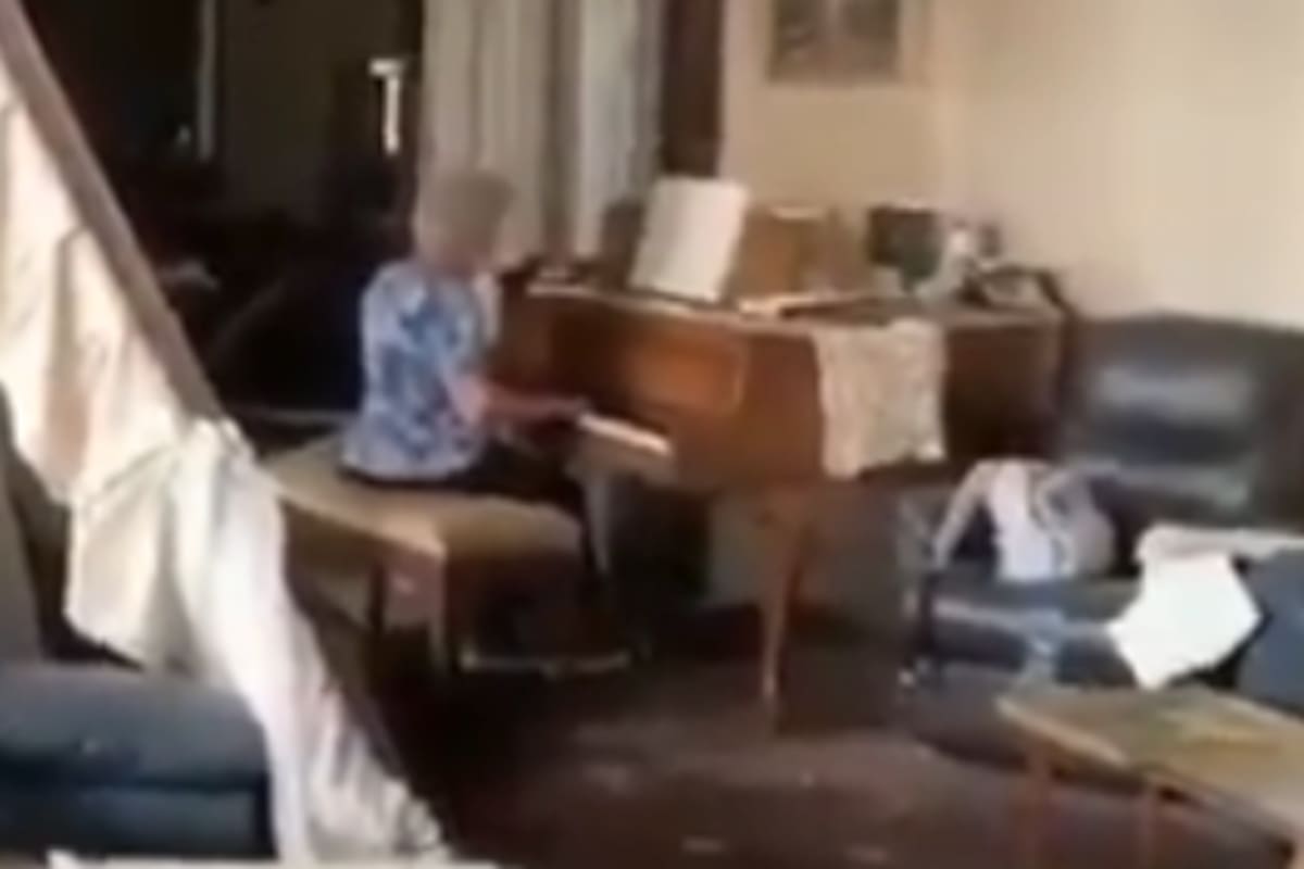 Mujer toca el piano en su casa destruida tras explosión en Beirut