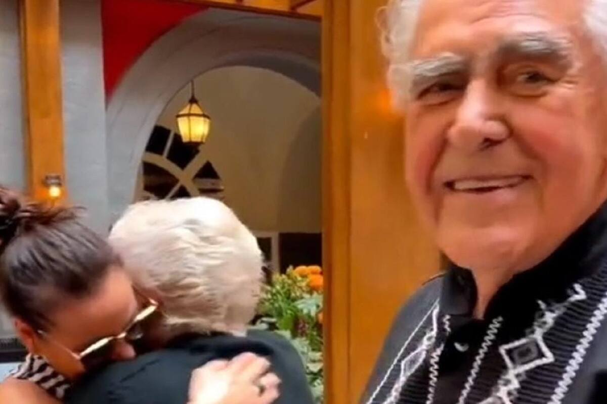 Kate del Castillo sorprende a sus padres en un restaurante y Eric del Castillo no la reconoce